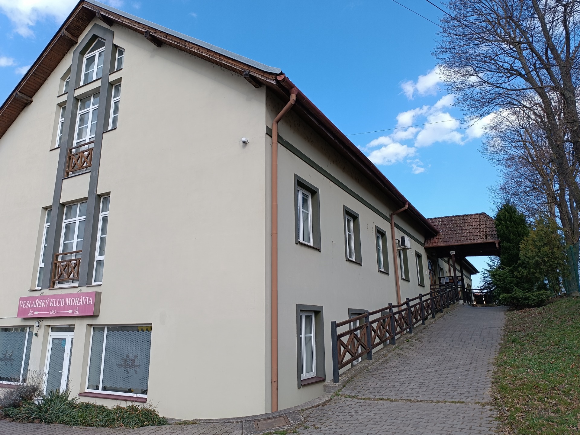 Tyršovo náměstí 440 - vstup do budovy je pod stříškou na kopci